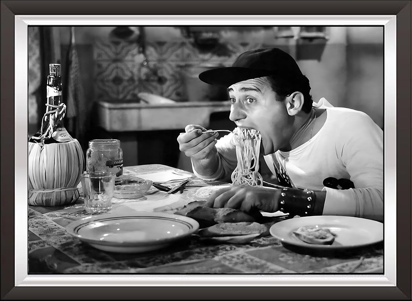 Art. a02 Stampa A3+, Poster Cinema Mangiaspaghetti, Alberto Sordi, Film “Un Americano a Roma”,  Giclée su Carta Fotografica, Vendita Online, Galleria PapiArte®