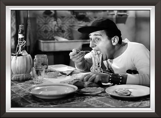 Art. a02 Stampa A3+, Poster Cinema Mangiaspaghetti, Alberto Sordi, Film “Un Americano a Roma”,  Giclée su Carta Fotografica, Vendita Online, Galleria PapiArte®