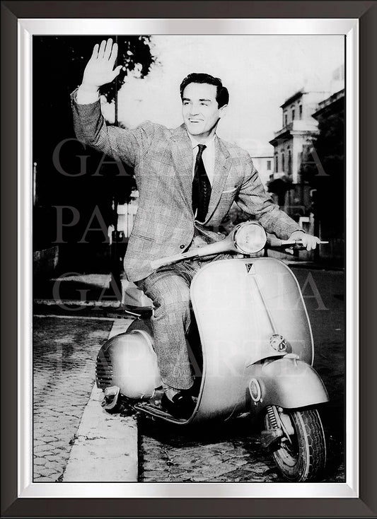 art. b53 Cinema Italiano Poster Vintage / Vittorio Gasman e la Vespa/ Locandina Stampa su Carta Artistica Torkon, per arredamento e decorazione casa, ufficio / Vendita Online / Galleria Papiarte ®