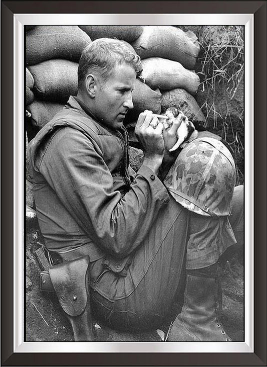 art. e01 Photo Poster Vintage / Vietnam Soldato con gattino /  Locandina Stampa su Carta Artistica Torkon, per arredamento e decorazione casa, ufficio / Vendita Online / Galleria Papiarte ®